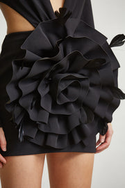 VESTIDO CON ESCOTE EN V CON ADORNO DE FLOR